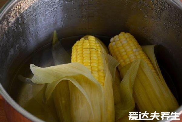 煮玉米需要多長時間，甜玉米冷水煮開后再煮15分鐘(附技巧)