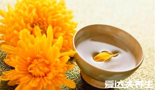 重陽(yáng)節(jié)有哪三個(gè)風(fēng)俗，登高郊游/祭祀敬老/賞菊