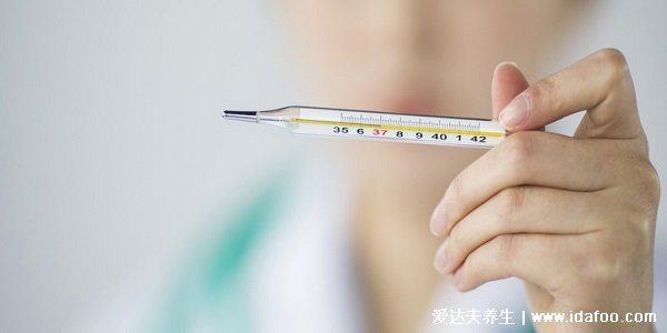 溫度計(jì)怎么看水銀線水銀體溫計(jì)怎么看，轉(zhuǎn)動體溫計(jì)就行(附圖解)