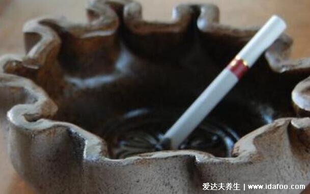 為什么煙灰缸里不能倒水，煙灰缸里的煙可以繼續(xù)抽(倒水會臭)