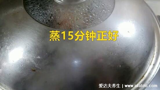 大閘蟹蒸多久，蒸15到20分鐘的時(shí)間就可以(可加白酒去腥)