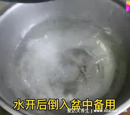 鯽魚湯怎么燉好喝又營養(yǎng)，超詳細(xì)鯽魚豆腐湯視頻做法(水要一次加夠)