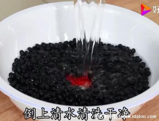 醋泡黑豆的正確做法，黑豆米醋比例1:2(小火翻炒不浸泡)