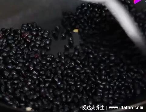 醋泡黑豆的正確做法，黑豆米醋比例1:2(小火翻炒不浸泡)