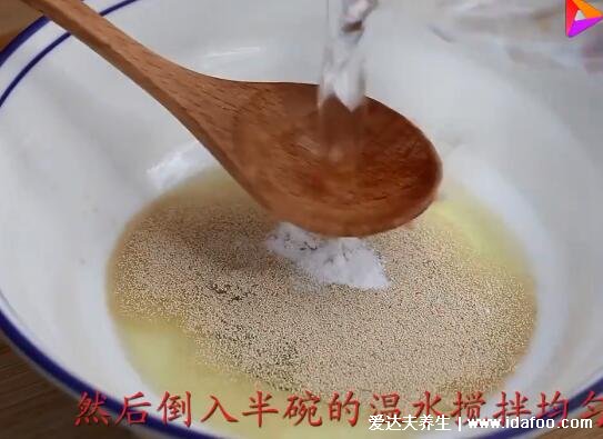 酵母發(fā)面蒸饅頭技巧，注意用不超過30度的溫水(含香甜饅頭具體步驟)