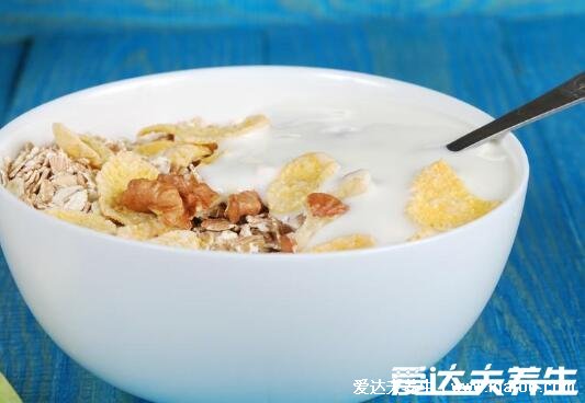 燕麥片的熱量高嗎，熱量高但適宜減肥期間食用(367大卡/100克) 