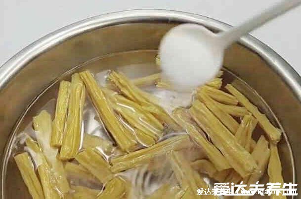 腐竹怎么泡最快最松軟，弄成小段溫水泡加入食鹽即可(也可借助微波爐)