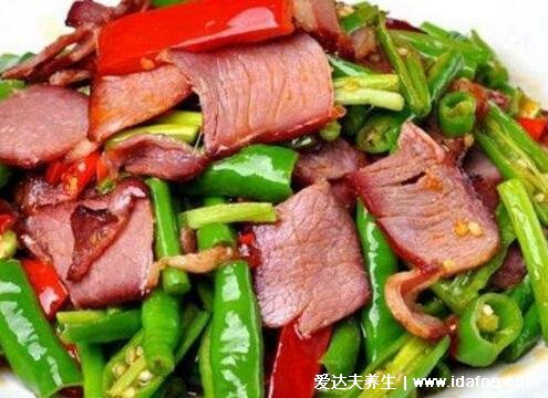 臘肉炒什么好吃，可以炒芹菜胡蘿卜/蒜苗/尖椒/蒜苔(蒜苗不是蒜苔)