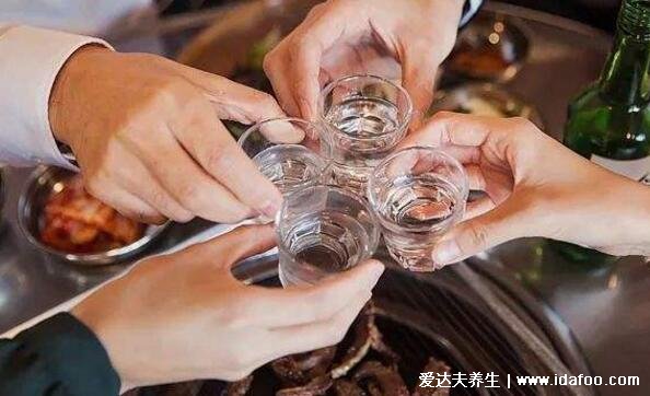 白酒不能和什么一起吃，注意頭孢配酒說走就走(食物相克大全)