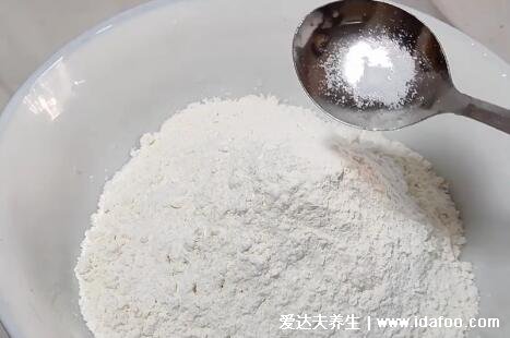 餃子皮怎么做才能又軟又筋道，面粉加鹽6個(gè)小技巧(新手也可以)  