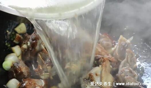 鵝肉怎么樣做比較好吃，全程小火煮紅燒鵝肉(6個步驟附視頻)