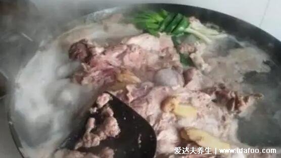 燉羊肉湯三放三不放，放冷水浸泡后焯水(八角料酒花椒不要放)