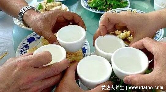 快速解酒辦法只需1分鐘見效，按摩內(nèi)關(guān)穴/飲常見解酒飲料