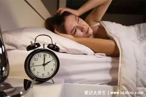 肝臟與睡眠關(guān)系密切，肝臟不好，睡覺會有5個(gè)異常表現(xiàn)